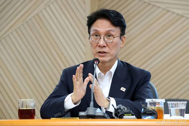 [대구=뉴시스] 이무열 기자 = 김민석 국무총리 후보가 20일 대구 수성구 대구디지털혁신진흥원에서 열린 AX 연구거점 조성을 위한 경청 간담회에서 인사말을 하고 있다. 2025.06.20. lmy@newsis.com /사진=이무열