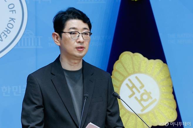 (서울=뉴스1) 안은나 기자 = 주진우 국민의힘 의원이 23일 오후 서울 여의도 국회 소통관에서 김민석 국무총리 후보자를 정면 겨냥, 출판기념회를 통해 음성적으로 정치자금을 모으는 폐해를 막기 위한 정치자금법 개정안(일명 검은봉투법) 발의 브리핑을 하고 있다. 2025.6.23/뉴스1  Copyright (C) 뉴스1. All rights reserved. 무단 전재 및 재배포,  AI학습 이용 금지. /사진=(서울=뉴스1) 안은나 기자