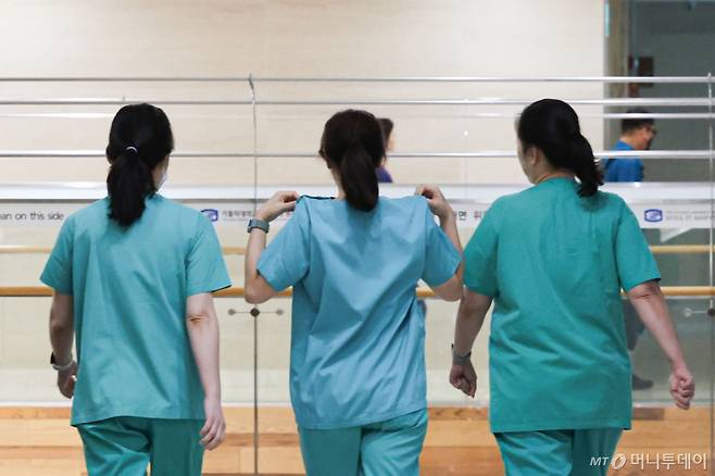 [서울=뉴시스] 권창회 기자 = 20일 서울 시내 대학병원에서 간호사들이 이동하고 있다. 오랜 진통 끝에 제정된 간호법이 오는 21일 시행된다. 간호법은 간호사와 전문간호사, 간호조무사의 자격과 업무, 권리, 처우 개선 등에 대한 내용을 담고 있다. 2025.06.20. kch0523@newsis.com /사진=권창회