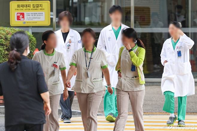 [서울=뉴시스] 권창회 기자 = 20일 서울 시내 대학병원에서 간호사들이 이동하고 있다. 오랜 진통 끝에 제정된 간호법이 오는 21일 시행된다. 간호법은 간호사와 전문간호사, 간호조무사의 자격과 업무, 권리, 처우 개선 등에 대한 내용을 담고 있다. 2025.06.20. kch0523@newsis.com /사진=권창회