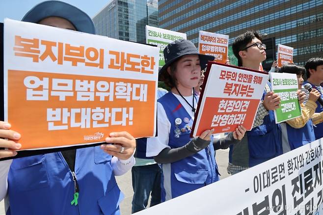 (서울=뉴스1) 임세영 기자 = 민주노총공공운수노조 의료연대본부 관계자들이 12일 서울 종로구 광화문광장에서 보건복지부의 진료지원업무 제도화 방안에 대한 입장 및 간호사 설문 발표 기자회견을 하고 있다. 2025.6.12/뉴스1 Copyright (C) 뉴스1. All rights reserved. 무단 전재 및 재배포, AI학습 이용 금지. /사진=(서울=뉴스1) 임세영 기자