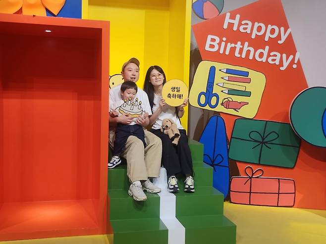 6월 21일 '미피와 마법 우체통' 전시가 열리는 인사동  센트럴뮤지엄에는 가족 단위 관람객부터 중장년층까지 미피 생일을 축하하기 위한 인파들로 북적였다. 충북 제천에서 '미피' 생일을 함께 하기 위해 전시장을 찾은 이준우 어린이 가족도 포토존에서 기념 촬영을 했다.