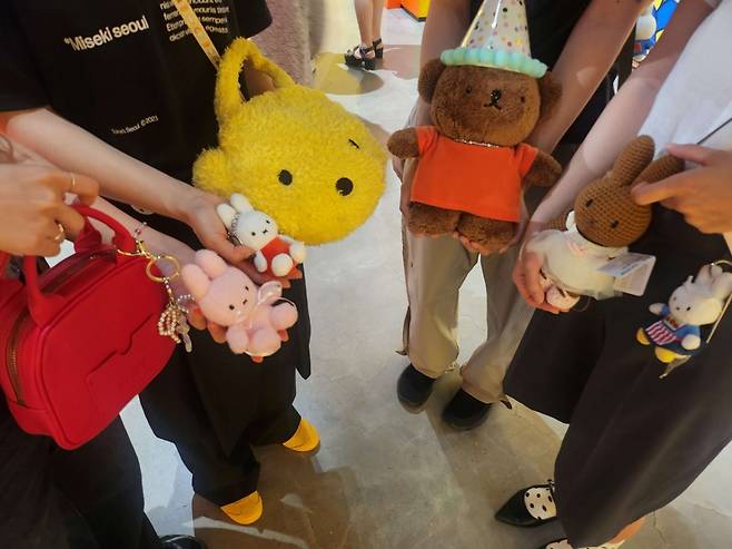 20~30대 여성 직장인 이혜원, 진소연, 김미희, 임솔 씨도 지난해에 이어 재방문한 전시장이 리뉴얼되어 더욱 풍성하고 즐길거리가 많다며 즐거워 했다. 각자 소장하고 있는 미피 애정템을 선보이며 미피에 대한 관심사를 나누기도 했다.