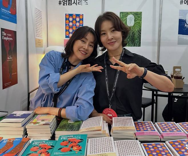 배우 박지영이 동생 박혜진 다람출판사 대표를 위해 서울국제도서전 일일 점원으로 나섰다. /사진=인스타그램 갈무리