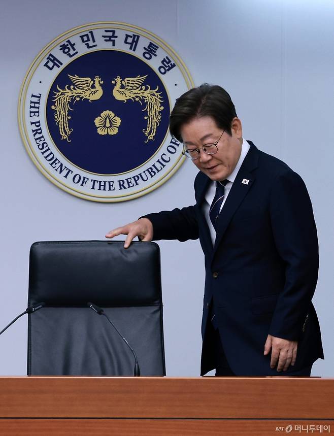 [서울=뉴시스] 고범준 기자 = 이재명 대통령이 23일 서울 용산구 대통령실 청사에서 열린 제1차 수석보좌관회의에 입장하고 있다. 2025.06.23. bjko@newsis.com /사진=고범준