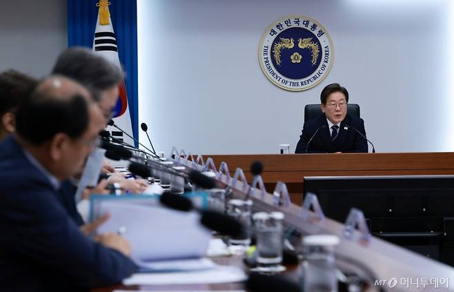 [서울=뉴시스] 고범준 기자 = 이재명 대통령이 23일 서울 용산구 대통령실 청사에서 열린 제1차 수석보좌관회의에서 발언하고 있다. 2025.06.23. bjko@newsis.com /사진=고범준