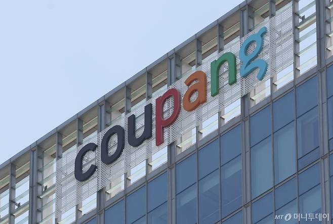 [서울=뉴시스] 조수정 기자 = 쿠팡이 올해 1분기 매출 11조4876억원으로 분기 최대 실적을 기록하고 당기순이익은 전년 동기 대비 흑자 전환했다고 7일 밝혔다. 사진은 7일 서울 송파구 쿠팡 본사의 CI.  쿠팡 모회사인 쿠팡 Inc가 이날 미국 증권거래위원회(SEC)에 제출한 1분기 연결실적 보고서에 따르면 쿠팡Inc의 1분기 매출은 11조4876억원(79억800만달러·분기 평균환율 1452.66)으로 전년 동기(9조4505억원) 대비 21% 증가했다. 영업이익은 2337억원(1억5400만달러)으로 전년 동기와 비교해 300%가량 늘었다. 당기순이익은 1656억원(1억1400만달러)으로, 당기순손실 318억원을 기록한 전년 동기 대비 흑자전환했다. 매출 대비 영업이익률과 순이익률은 각각 2%와 1.4% 기록했다. 2025.05.07.  /사진=조수정