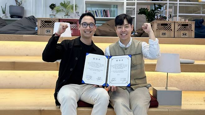 박상현 코니아랩플러스 대표(오른쪽)가 이인후 캐노피 대표와 업무협약을 맺고 있다. /사진=코니아랩플러스 대표
