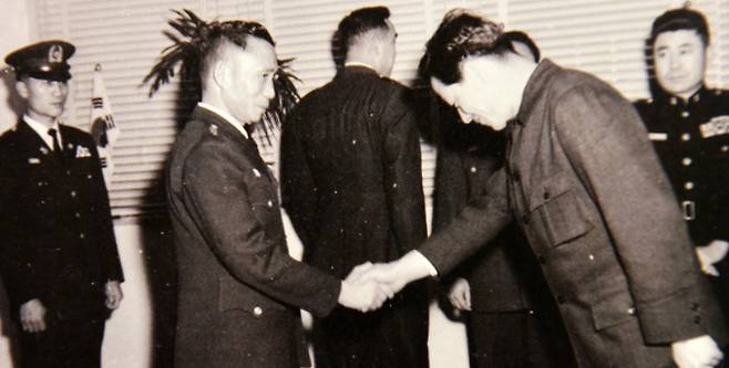 김종필 전 국무총리는 5·16 군사 정변에 참여하며 정치계에 입문했다. 사진은 1962년 1월1일 새해를 맞아 최고회의 의장실을 찾은 당시 중앙정보부장이었던 김 전 총리(오른쪽)가 박정희 전 대통령에게 신년 인사를 하는 모습. /사진=뉴스1(운정김종필기념사업회 김종필 화보집)