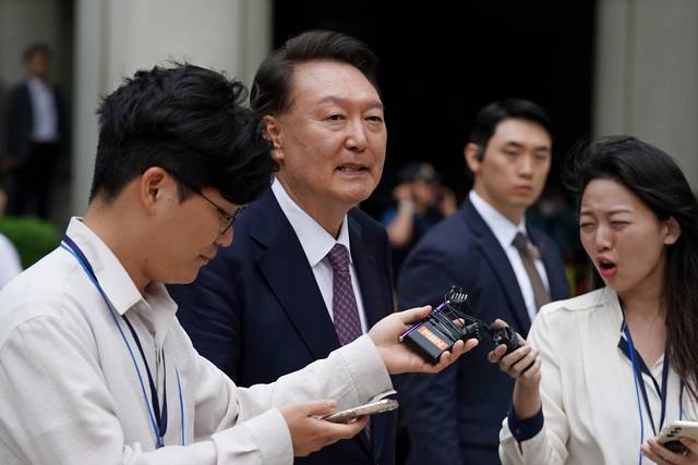 윤석열 전 대통령이 16일 서울 서초구 서울중앙지방법원에서 열린 내란 우두머리 혐의·직권남용 권리행사 방해 혐의 사건 7차 공판을 마치고 취재진의 질문을 받으며 법원을 나서고 있다.  연합뉴스(사진공동취재단)