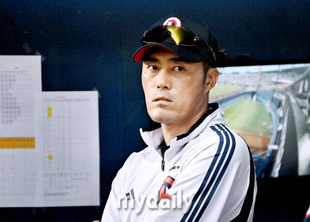 22일 오후 서울 잠실야구장에서 진행된 '2025 프로야구 KBO리그' LG트윈스와 두산베어스의 경기. 두산 조성환 감독대행이 선수들을 바라보고 있다./잠실 = 송일섭 기자