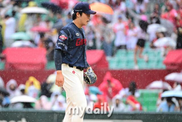 이민석이 경기 중 갑작스럽게 쏟아진 비를 맞으며 투구를 이어가고 있다.