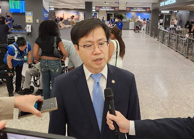 여한구 산업통상자원부 통상교섭본부장이 22일(현지시간) 워싱턴DC 인근 덜레스 국제공항을 통해 미국에 입국한 뒤 취재진의 질문에 답하고 있다. [연합]