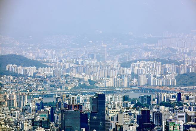 경기도 성남시 청계산 매바위에서 바라본 서울 강남구(아래)와 한강 이북 아파트 단지.[연합]