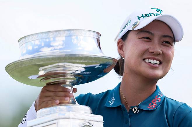 호주 교포 이민지가 23일(한국시간) 시즌 세번째 메이저 KPMG 여자 PGA 챔피언십에서 정상에 오른 뒤 우승컵을 들고 환하게 웃고 있다.  [AFP]