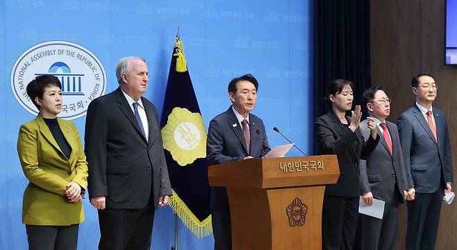 국민의힘 외교통일위원회 위원들이 23일 서울 여의도 국회 소통관에서 “중동발 리스크 대응할 기회인 나토 정상회의 불참은 잘못된 결정”이라며 성명서를 발표하고 있다. [연합]