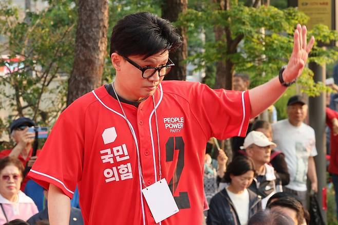 한동훈 전 국민의힘 대표가 지난달 26일 서울 도봉구 방학사거리에서 열린 김문수 당시 대선후보 집중 유세에서 김 후보 지지를 호소하고 있다. [공동취재]