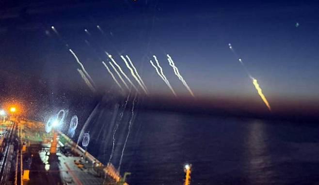 미국의 이란 핵 시설 공격으로 중동 불안이 최고조로 치닫는 가운데 국내 기업들은 중동발 석유 공급 차질에 따른 유가·운임 상승이 우려하고 있다. 특히 ‘최악의 시나리오’인 호르무즈 해협 봉쇄가 현실화할 경우 무역, 물류 등 산업 전반과 소비 심리에 직격탄이 될 것으로 보인다. 사진은 18일 호르무즈 해협을 항해 중인 한국 선박의 선원이 미사일 발사 모습을 촬영한 모습  [부산=뉴시스]