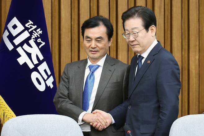 이재명 대통령이 23일 안규백 더불어민주당 의원을 국방부 장관 후보자로 지명하면서 무려 64년 만에 문민 국방부 장관 시대를 예고했다. 이 대통령이 국회의원 시절 안 의원과 대화하는 모습. [뉴시스]