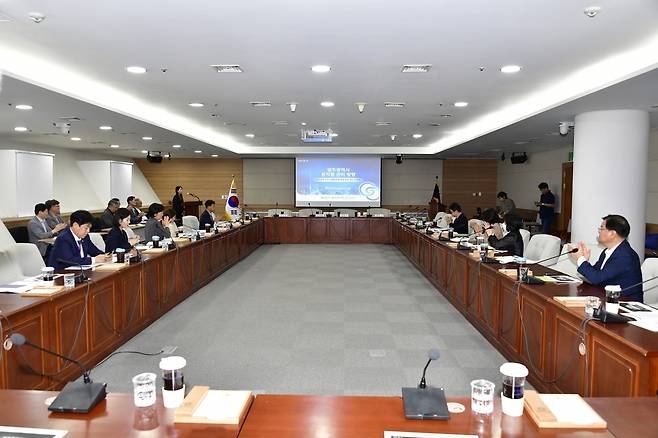 광주시의회는 23일 시의회 대회의실에서 ‘도시계획 조례 개정(주거 용적률 상향) 관련 현안 토론회’를 개최했다.