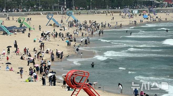 [부산=뉴시스] 하경민 기자 = 부산 해운대·송정 해수욕장 개장 이후 첫 주말인 22일 해운대구 해운대해수욕장을 찾은 시민과 관광객들이 물놀이를 즐기고 있다.부산 7개 해수욕장 중 해운대·송정은 지난 21일 문을 열었고, 광안리·송도·다대포·일광·임랑 등 나머지 5개 해수욕장은 오는 7월1일 일제히 개장한다. 2025.06.22. yulnetphoto@newsis.com