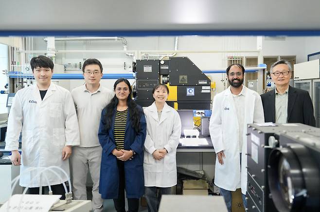 [울산=뉴시스] 울산과학기술원(UNIST) 연구진. 이재성 교수(오른쪽부터), 다르메시 한소라 박사(제1저자), 노은서 연구원(제1저자), 라시미 메로트라 박사(제1저자), 장지욱 교수, 변우진 박사. (사진=UNIST) 제공) 2025.06.23. photo@newsis.com *재판매 및 DB 금지
