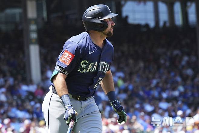 [시카고=AP/뉴시스] 시애틀 매리너스의 칼 롤리가 23일(한국 시간) 미국 일리노이주 시카고의 리글리 필드에서 벌어진 2025 메이저리그(MLB) 시카고 컵스와의 경기에서 1회초 홈런을 날린 뒤 타구를 바라보고 있다. 2025.06.23