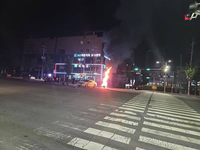 [창원=뉴시스] 23일 0시1분께 경남 창원시 의창구 소답동 A온천 앞 사거리에서 승용차와 충돌한 오토바이에서 화재가 발생하고 있다. (사진=독자 제공) 2025.06.23. photo@newsis.com *재판매 및 DB 금지