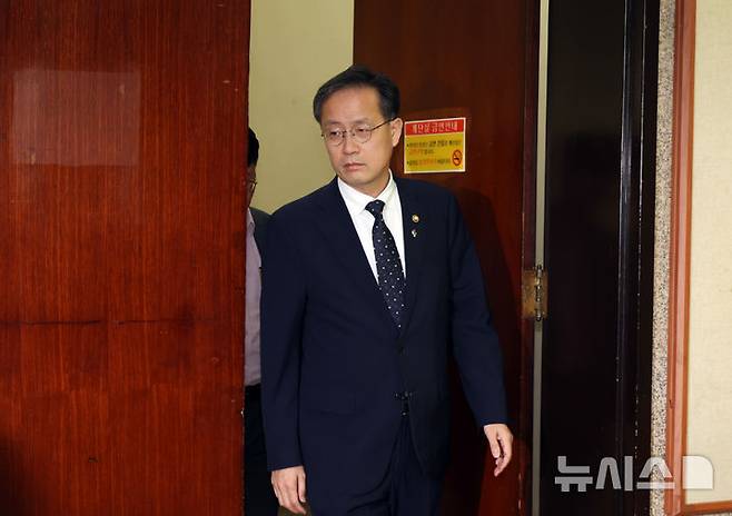 [서울=뉴시스] 고승민 기자 = 이형일 기획재정부 장관 직무대행 겸 1차관이 23일 미국과 이란 관련 전략회의를 위해 서울 여의도 국회 송언석 국민의힘 원내대표실로 향하고 있다. 2025.06.23. kkssmm99@newsis.com