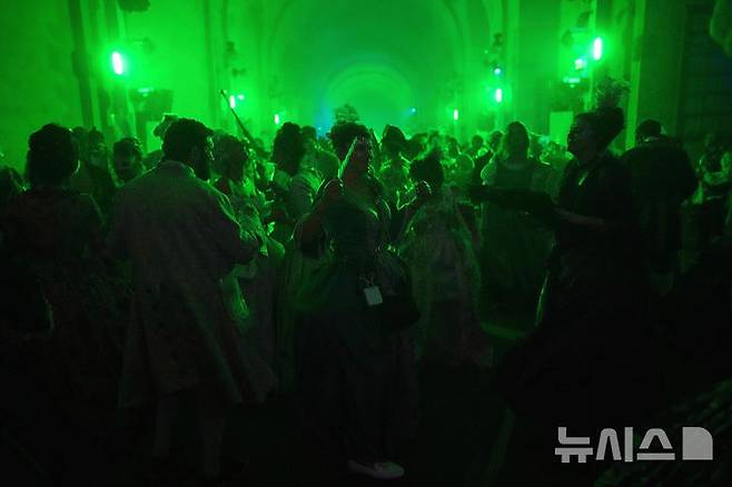 [베르사유=AP/뉴시스] 22일(현지 시간) 프랑스 파리 베르사유 궁전 오랑주리에서 열린 가면 무도회에 참가한 참가자들이 춤을 추고 있다. 2025.06.23.<font style="vertical-align: inherit;"><font style="vertical-align: inherit;"></font></font>