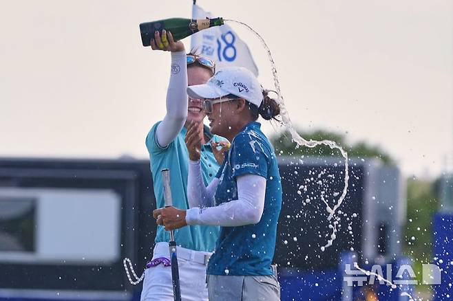 [프리스코=AP/뉴시스] 이민지(호주)가 22일(현지 시간) 미 텍사스주 프리스코 필즈랜치 이스트 코스에서 열린 미국여자프로골프(LPGA) 투어 KPMG 위민스 PGA 챔피언십에서 우승하며 샴페인 세례를 받고 있다. 이민지는 최종 합계 4언더파 284타를 기록, 20개월 만에 정상에 오르며 통산 11번째 우승컵을 들어 올렸다. 2025.06.23.