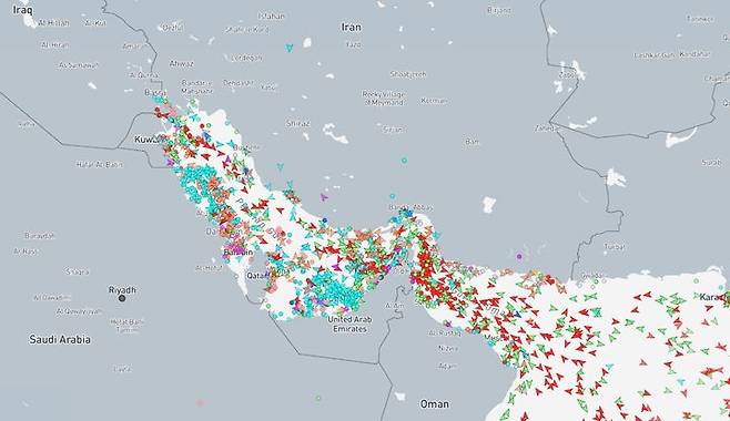 [서울=뉴시스]미국의 핵시설 공격에 이란이 호르무즈 해협 봉쇄 카드를 꺼내들면서 유가 상승 및 물류 대란에 대한 우려가 커지고 있다. 호르무즈 해협은 세계 석유 하루 공급량의 20%가 통행하는 곳으로 한국으로 수입되는 중동산 원유 99%가 통과되는 지역이다. 23일 오전 글로벌 선박 추적 업체 마린트래픽닷컴 사이트에서 전 세계 선박들이 호르무즈 해협을 지나는 모습. (사진 = 마린트래픽닷컴) 2025.06.23. photo@newsis.com   *재판매 및 DB 금지