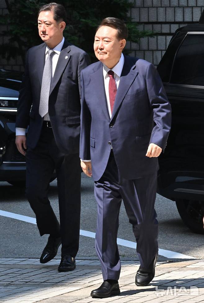 [서울=뉴시스] 사진공동취재단 = 윤석열 전 대통령이 23일 서울 서초구 서울중앙지방법원에서 열린 내란 우두머리 혐의·직권남용 권리행사 방해 혐의 사건 8차 공판에 출석하고 있다. 2025.06.23. photo@newsis.com