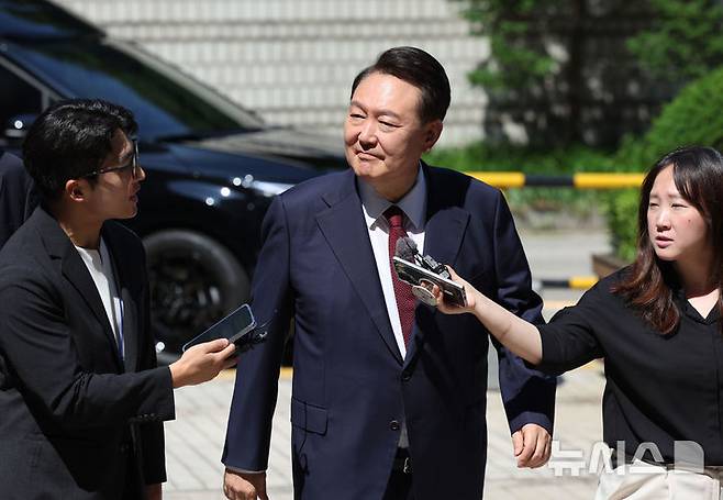 [서울=뉴시스] 사진공동취재단 = 윤석열 전 대통령이 23일 서울 서초구 서울중앙지방법원에서 열린 내란 우두머리 혐의·직권남용 권리행사 방해 혐의 사건 8차 공판에 출석하고 있다. 2025.06.23. photo@newsis.com