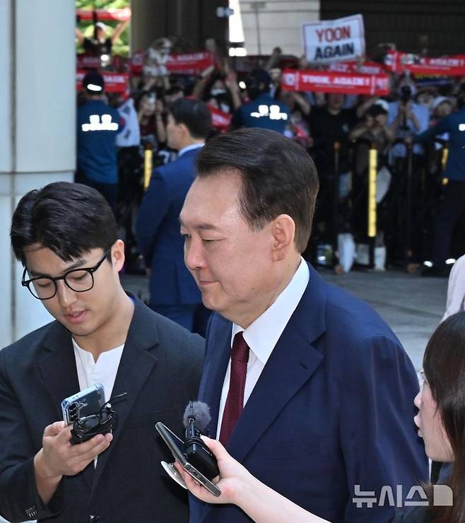 [서울=뉴시스] 사진공동취재단 = 윤석열 전 대통령이 23일 서울 서초구 서울중앙지방법원에서 열린 내란 우두머리 혐의·직권남용 권리행사 방해 혐의 사건 8차 공판에 출석하고 있다. 2025.06.23. photo@newsis.com