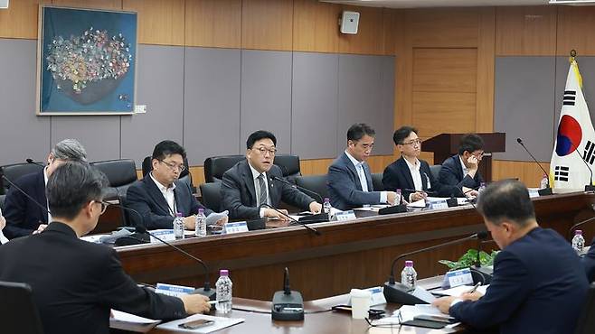 [서울=뉴시스] 김병환 금융위원회 위원장이 23일 오전 서울 종로구 정부서울청사에서 열린 유관기관 증시상황 긴급 점검회의에서 발언하고 있다. (사진=금융위원회 제공) 2025.06.23. photo@newsis.com *재판매 및 DB 금지