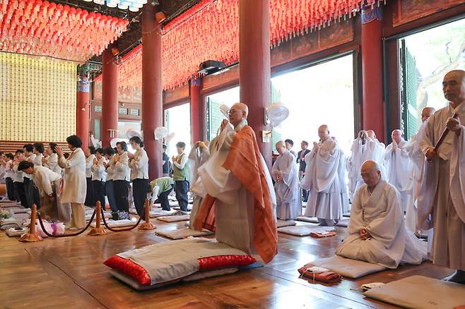 [서울=뉴시스] 대한불교조계종 총무원장 진우스님이 23일 서울 종로구 조계사 대웅전에서 열린 취임 1000일 '세상의 평안을 위한 1천일 기도 회향' 법회에서 108배를 하고 있다. (사진=대한불교조계종 제공) 2025.6.2 *재판매 및 DB 금지