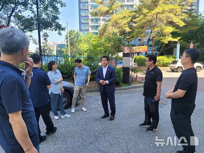 [전주=뉴시스] 최형열 전북도의원은 23일 전북도 주택건축과와 효자1동 관계 공무원과 함께 전주시 완산구 효자1동 대림아파트를 방문해 민원 현장을 살펴보고 있다. 2025.06.23 (사진= 전북자치도의회 제공) *재판매 및 DB 금지