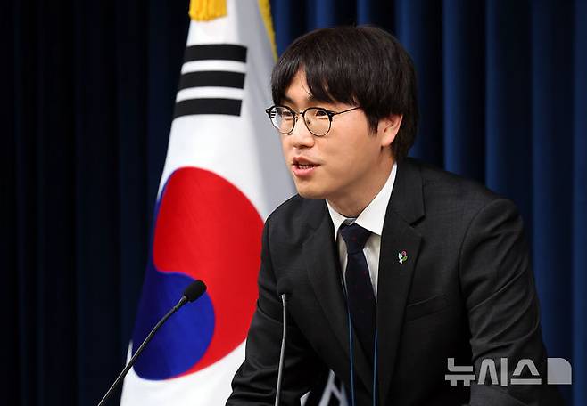 [서울=뉴시스] 최진석 기자 = 하정우 AI미래기획수석이 지난 19일 서울 용산 대통령실에서 이공계특별법 관련 브리핑을 하고 있다. 2025.06.19. myjs@newsis.com