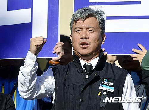 [서울=뉴시스] 최동준 기자 = 김영훈 고용노동부 장관 후보자가 철도노조위원장시절인 지난 2016년 10월 24일 오전 철도노조 파업 관련 업무방해 혐의로 소환조사를 받기 위해 서울 용산경찰서에 출두 전 기자회견 중 구호를 외치고 있다. 2016.10.24. photocdj@newsis.com