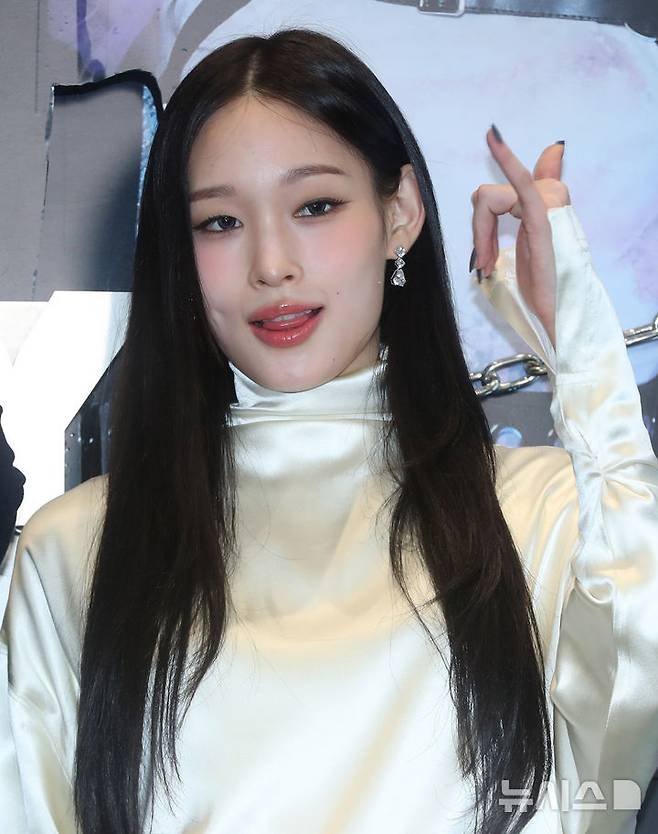 [서울=뉴시스] 김혜진 기자 = 신인 혼성 그룹 올데이 프로젝트 애니가 23일 오후 서울 강남구 일상비일상의틈byU+에서 열린 ALLDAY PROJECT(올데이 프로젝트) 데뷔 기념 팝업 스토어 오픈 행사에서 포즈를 취하고 있다. 2025.06.23. jini@newsis.com