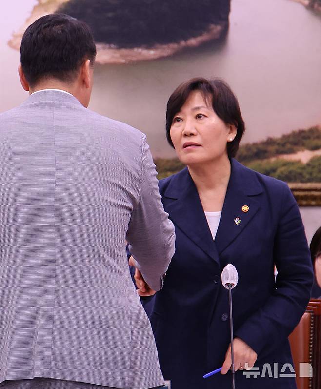[서울=뉴시스] 김금보 기자 = 송미령 농림축산식품부 장관이 23일 오후 서울 여의도 국회에서 열린 농림축산식품해양수산위원회 전체회의에서 정희용 국민의힘 의원과 인사하고 있다. 2025.06.23. kgb@newsis.com