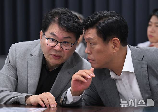 [서울=뉴시스] 김명원 기자 = 이한주(왼쪽) 국정기획위원장과 조승래 대변인이 지난 20일 오전 서울 종로구 정부서울청사 창성동 별관에서 열린 검찰청 업무보고에서 대화하고 있다. (공동취재) 2025.06.20. photo@newsis.com