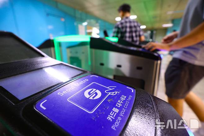 [서울=뉴시스] 황준선 기자 = 23일 서울 시내 한 지하철역 개찰구 모습. 오는 28일 첫 차부터 수도권 지하철 교통카드 기본요금이 현행 1400원에서 1550원으로 150원 인상된다. 현금으로 1회권을 구매할 땐 1500원에서 1650원으로 오른다. 2025.06.23. hwang@newsis.com