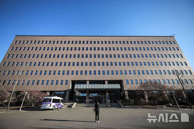 [서울=뉴시스] 정병혁 기자 =고위공직자범죄수사처(공수처)가 구속된 경제사범을 조사하면서 검사실로 부르는 등 편의를 제공했다는 혐의로 고발된 현직 검사를 무혐의 처분했다. 사진은 경기 과천시 공수처의 모습.  2024.12.29. jhope@newsis.com