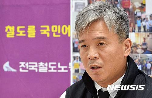 [서울=뉴시스] 고승민 기자 = 김영훈 고용노동부 장관 후보자가 전국철도노동조합 위원장 시절인 지난 2016년 10월 18일 오후 서울 용산구 철도회관에서 '무리한 대체인력과 안전문제 및 파업장기화에 따른 철도노조 기자간담회'를 하고 있다. 2016.10.18. kkssmm99@newsis.com