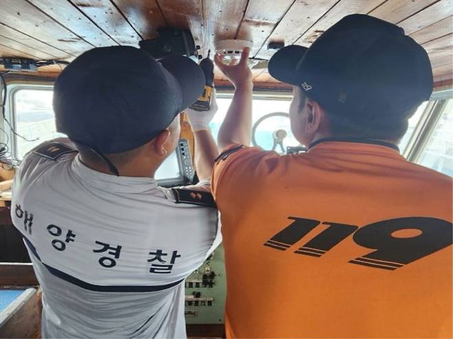 [완도=뉴시스] 전남 완도항 내 장기계류선박 15척에 '단독 경보형 화재감지기'를 설치하는 완도해경과 완도소방. (사진=완도해경 제공) 2025.06.23. photo@newsis.com *재판매 및 DB 금지