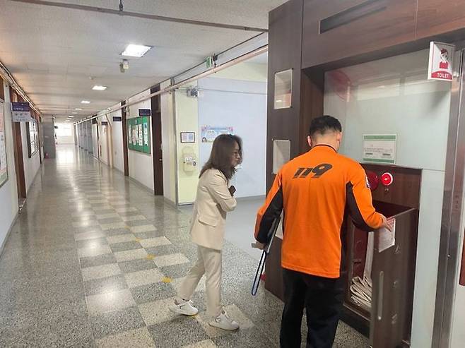 학교 점검 모습. (사진=경기도소방재난본부 제공) *재판매 및 DB 금지