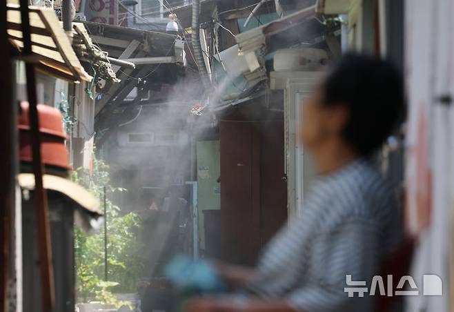 [서울=뉴시스] 홍효식 기자 = 장마전선이 물러가고 무더위가 찾아온 23일 서울 영등포구 영등포쪽방촌 골골목에 폭염 대비용 쿨링포그가 가동되고 있다. (공동취재) 2025.06.23. photo@newsis.com