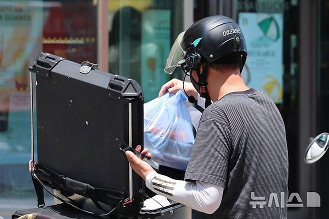 [서울=뉴시스] 권창회 기자 = 19일 서울 시내 식당가에서 배달라이더들이 음식을 배달하고 있다.우아한형제들은 더불어민주당 을지키는민생실천위원회 중재로 전국가맹점주협의회, 공정한플랫폼을위한사장협회 등 입점업주단체와 진행하고 있는 사회적 대화에서 상생방안에 대해 중간 합의문을 발표했다. 중간 합의안에는 주문금액 1만원 이하 주문에 대해 중개이용료 전액 면제 및 배달비 차등 지원을 시행하고, 10,000원 초과~15,000원 이하 주문에 대해서도 중개이용료 등을 차등 지원하는 등 업주의 부담을 낮추는 방안이 담겼다. 2025.06.19. kch0523@newsis.com